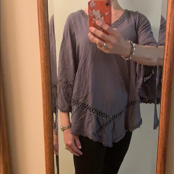 Beautiful grey poncho with detailed edges - Picture 2 of 5